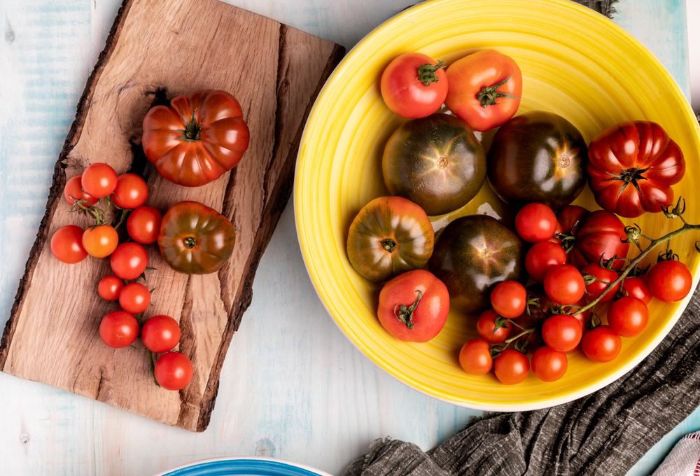 Napkins near bowls and board with tomatoes