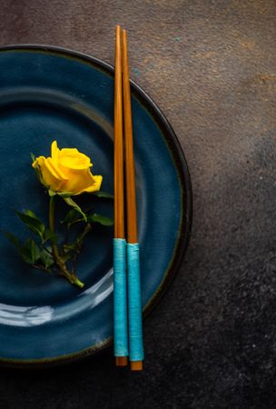 Navy table setting with yellow roses