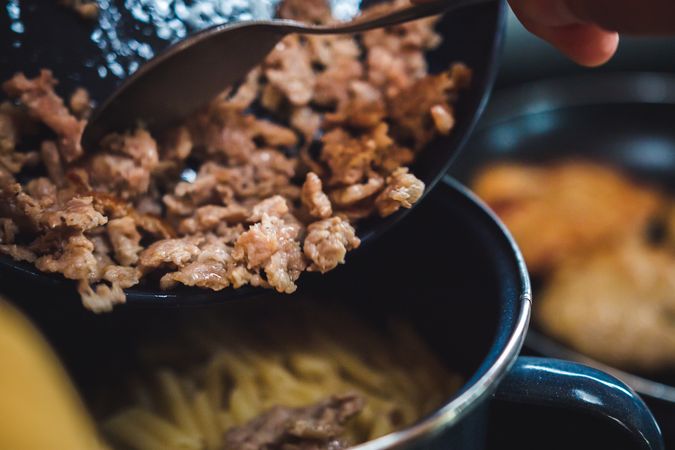 Crop hand frying minced meat