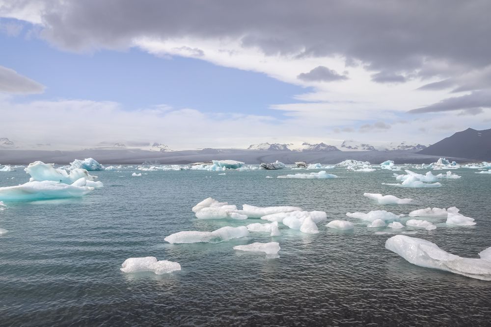 Iceland, Jokulsarlon Lagoon, Turquoise icebergs floating in Glacier Lagoon on Iceland.