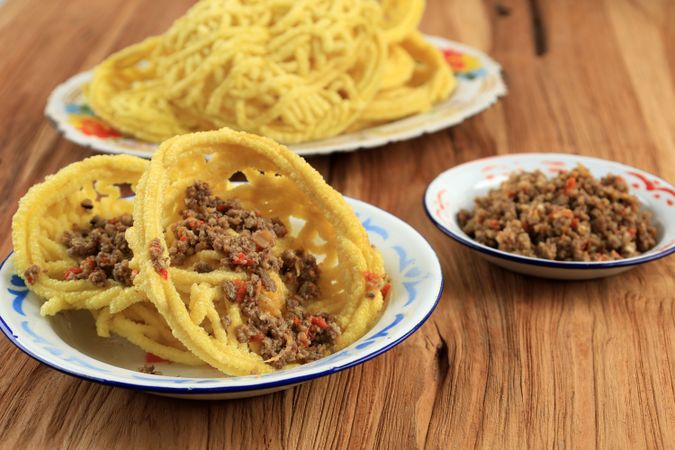 Kerupuk Mie Banjur Sambel Oncom, Bandung Typically Food