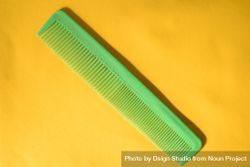 Green comb on yellow background 56GvWl