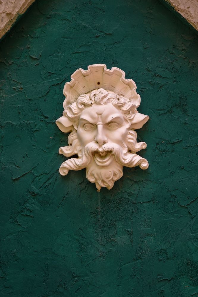 A statue of a head