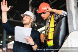 Two colleagues reviewing instructions in distribution center 561Le0
