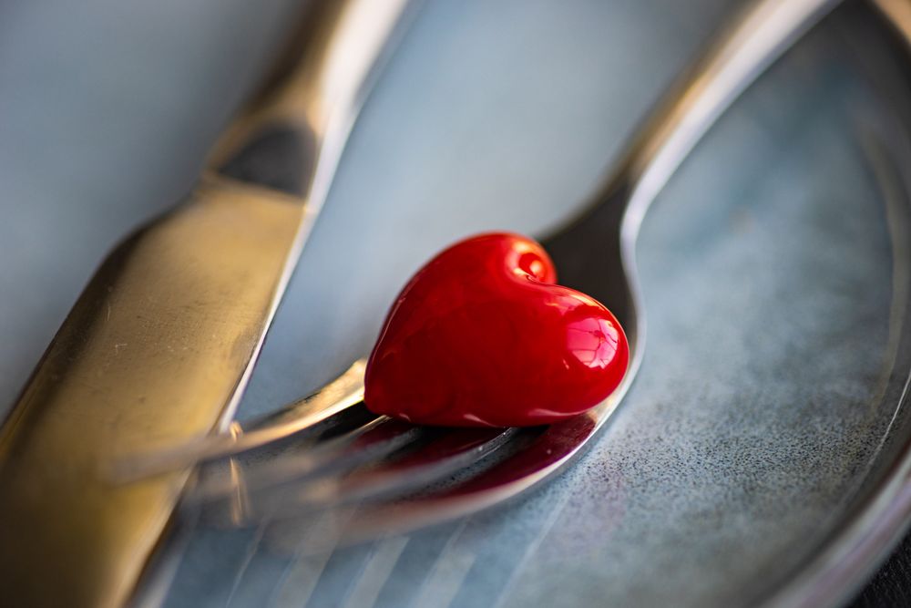Table setting with heart ornament