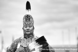 Red Wing, MN, USA - July 8th, 2017: Sioux woman standing tall in headdress 0y7Nq4