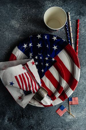 American flag plates with napkins