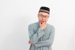 Thoughtful Muslim man doing thinking gesture in Ramadan