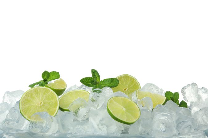 Ice with lime halves and mint