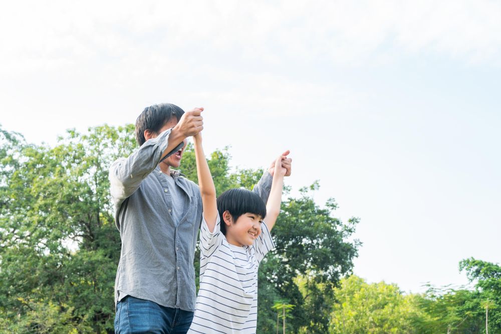 Support father encouraging his child in park