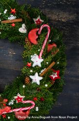 Top view of Christmas wreath with candy cane, cinnamon and stars, vertical composition 0yK6W4