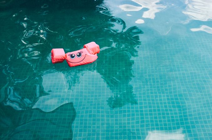 Smiling floating pool toy