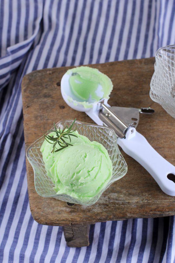 Homemade Pistachio Mint ice Cream