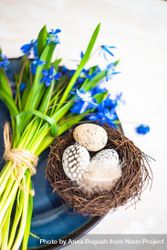 Easter table setting with mini nest, eggs and scilla flowers bDjj3K