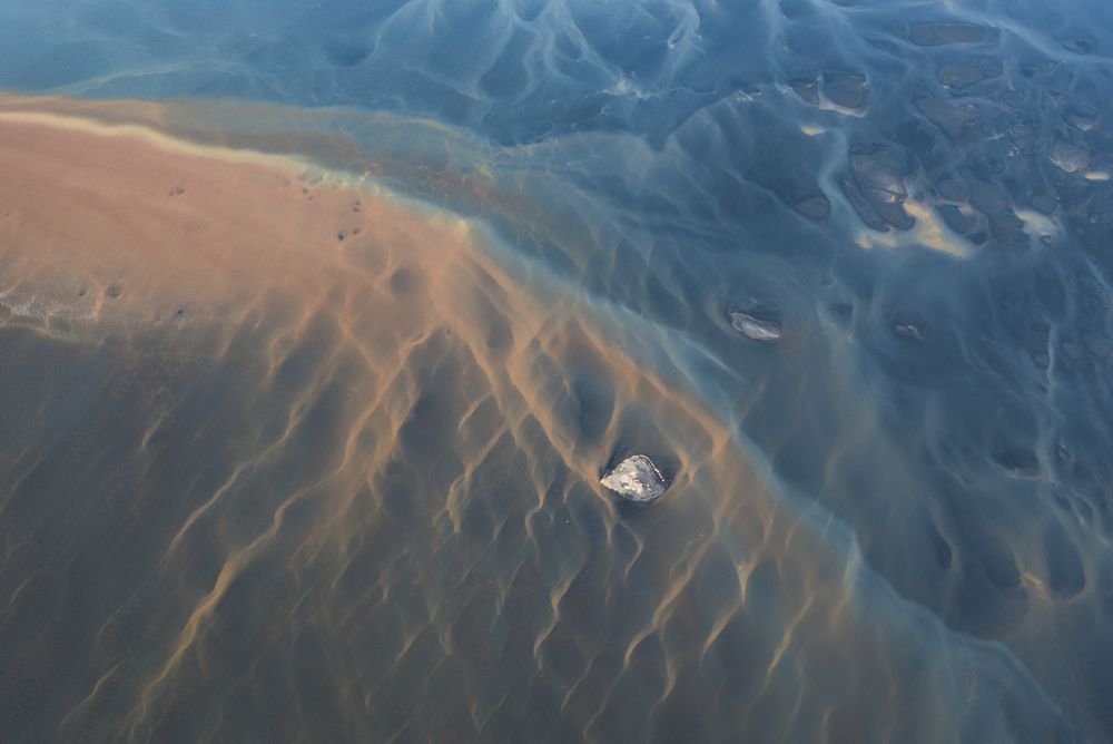 Aerial shot of the Icelandic coast line with rocks and seashells
