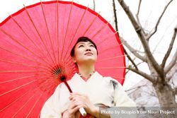 Woman in light floral kimono holding red umbrella 41OrD0
