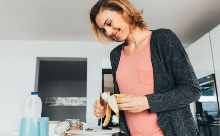 Woman preparing a healthy breakfast in her kitchen
