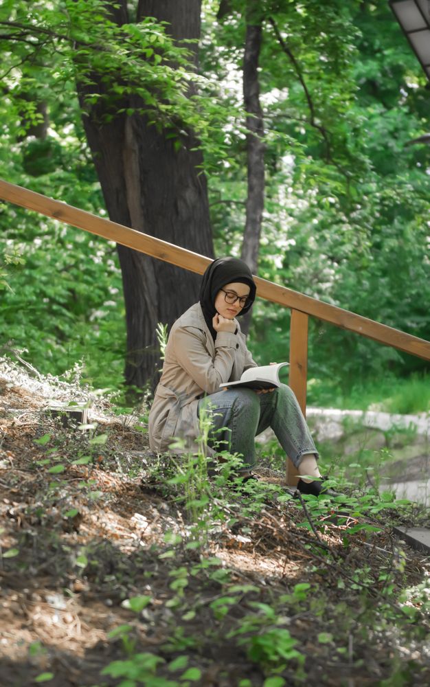 Woman concentrating on a novel she’s reading