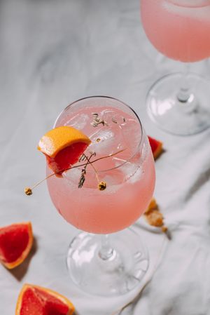 Cocktail grapefruit. Alcoholic beverage with ice