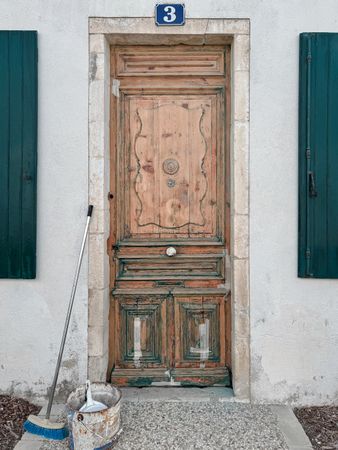 repairing old old, ile de Ré, France