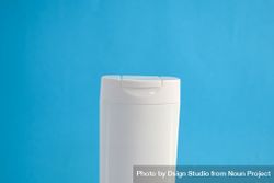Top of blank shampoo bottle with blue background 0gXXN7
