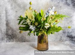Summer flower composition in vase 4NEZJm