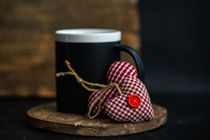 Mug with felt checkered red heart decoration