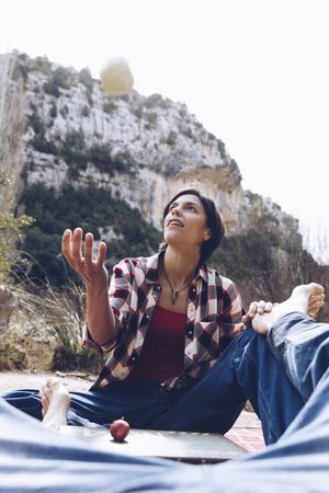 Couple spending picnic on shore in cliffs