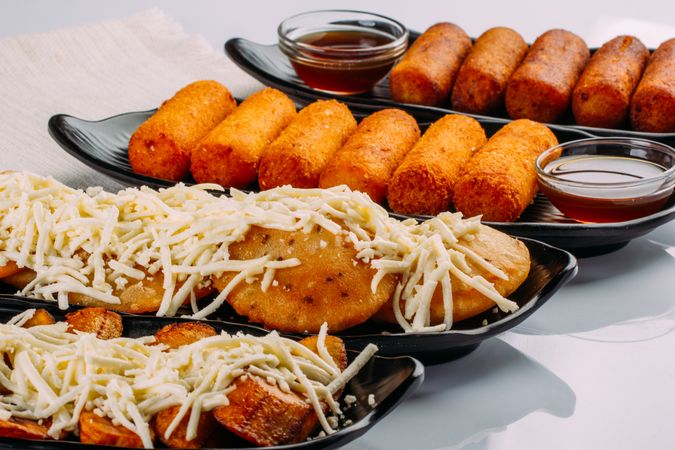 Combinations of Venezuelan dishes, served as starters, tequeños, sweet arepas with cheese and fried plantain with cheese