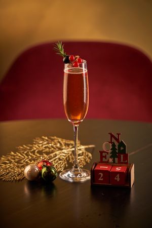 Glass of champagne near wooden calendar