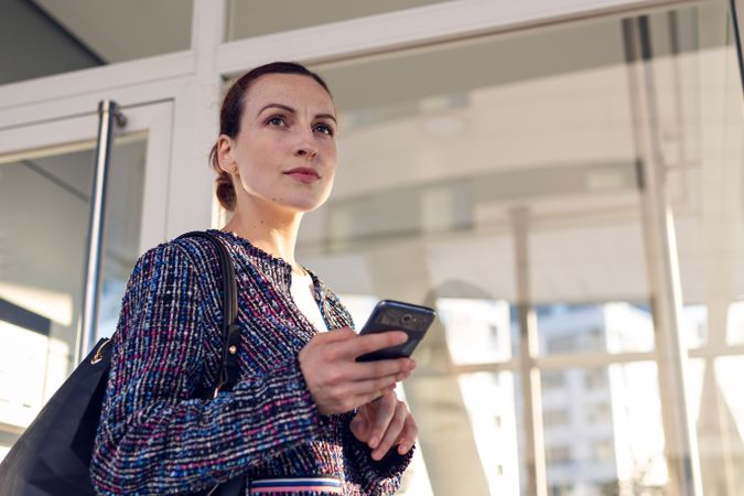 Smiling businesswoman using the cellphone