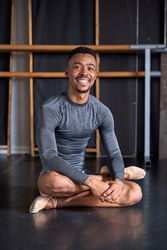 Photo portrait of a man with sport clothes and slippers and ballet in a dance academy