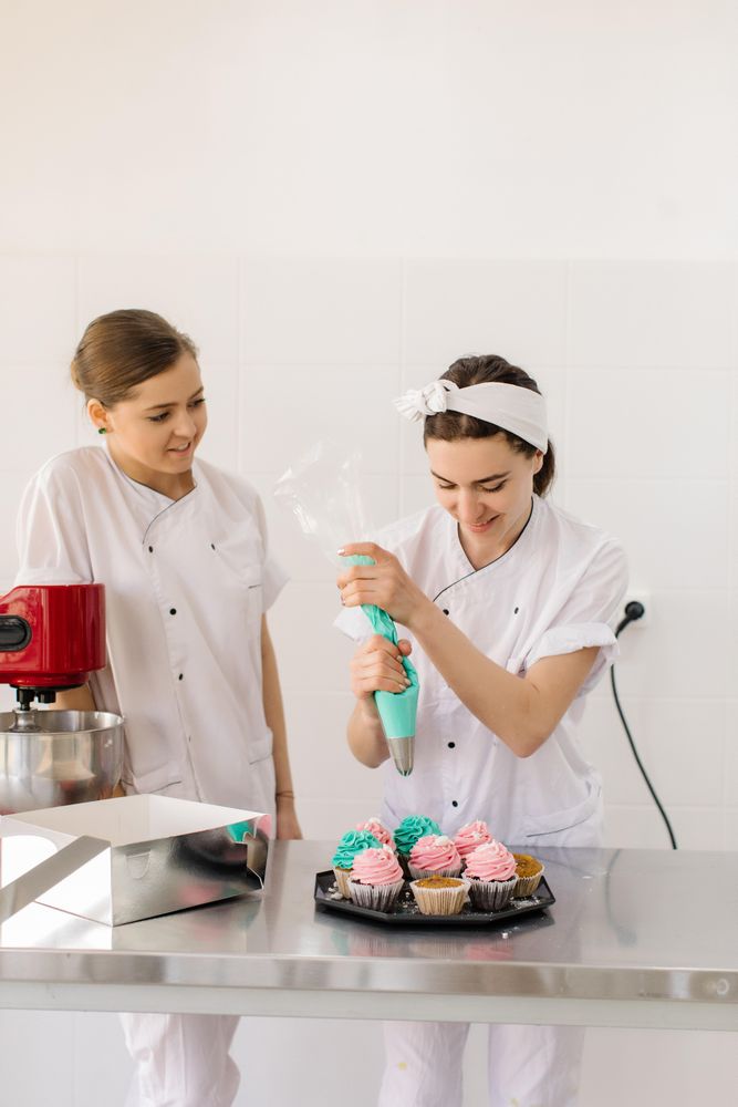 https://thumbnails.production.thenounproject.com/oUcvWgIXZtfTdaprn5rGDxWesZ0=/fit-in/1000x1000/photos.production.thenounproject.com/photos/two_female_chefs_making_cupcakes-scopio-9a6b3df2-88e9-4657-80e4-e379a002d4fb.jpg