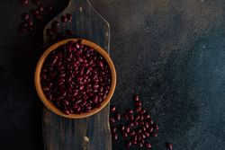 Kidney beans in bowl on wooden serving board