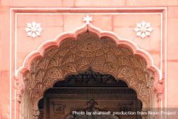 Top of pink arch of mosque in Lahore, Pakistan 41oqg0