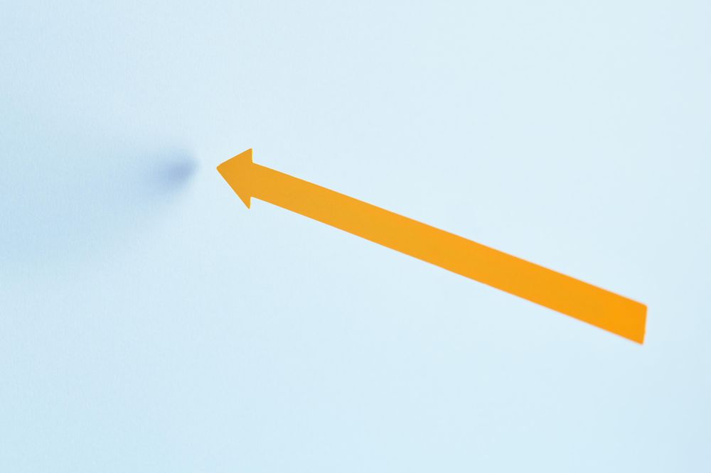 Yellow arrow pointing to the left