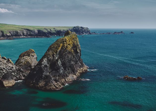 Beautiful shot of the sea surrounded by cliffs in Cornwall