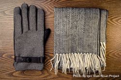 Gloves and scarf on wooden table 4MGG9q