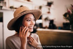 Young woman in a good mood talking on a mobile phone Q4d7N5