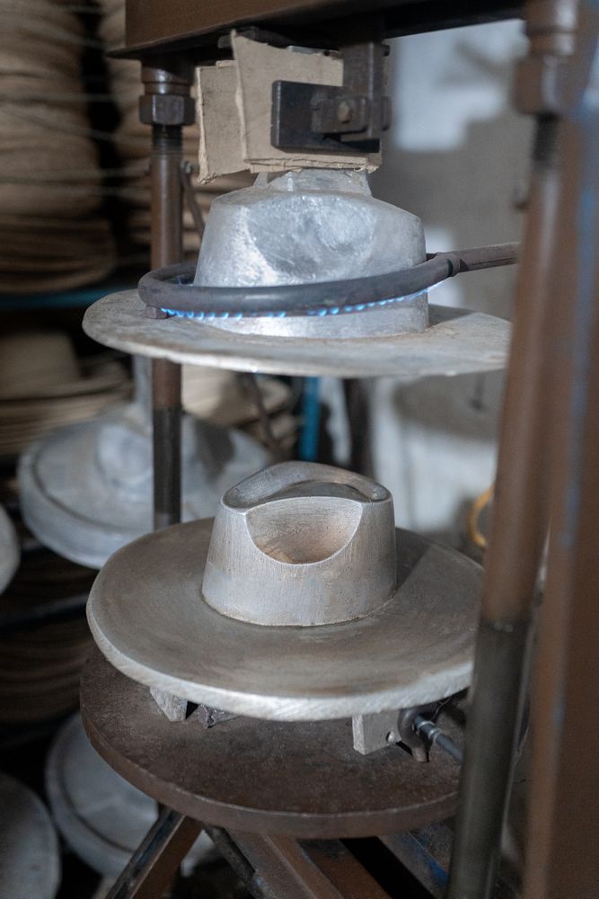 A hat blocking machine