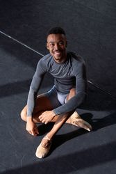 Photo portrait of a man with sport clothes and slippers and ballet in a dance academy