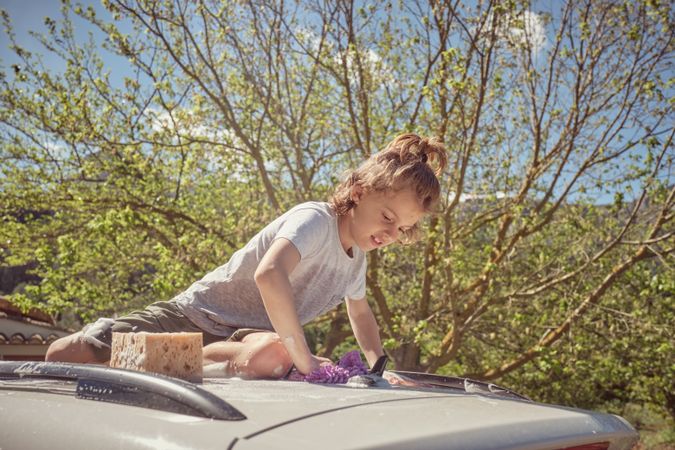 Concentrated child washing car with sponge
