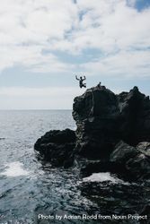 Person cliff jumping in Lanzarote 5lLOY5