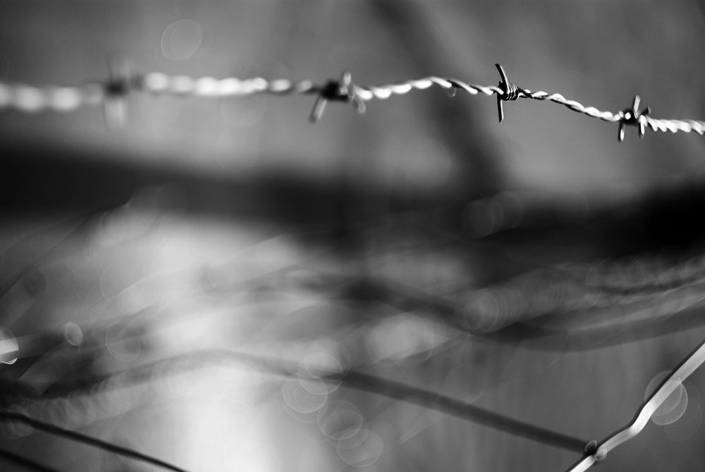 Tense barbed wire