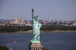 The Statue of Liberty with New Jersey in the background, New York P4Zoyb