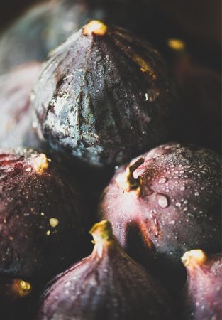 Freshly washed whole figs, close up
