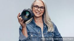Professional female photographer with digital camera bGxoV0