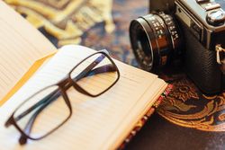 Arrangement of photo camera with notepad