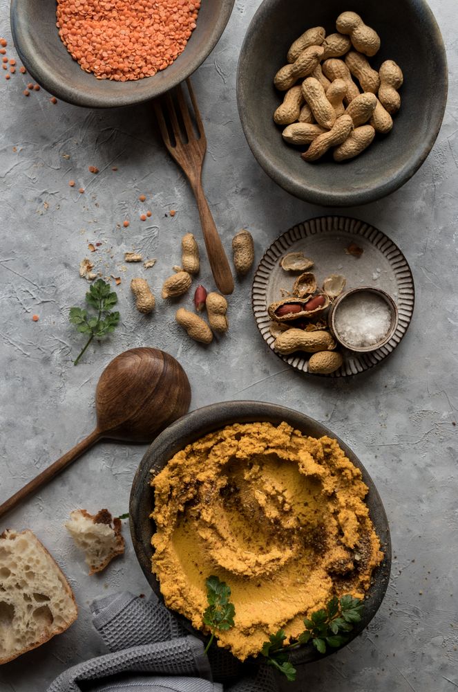 Lentil hummus with carrot and peanuts