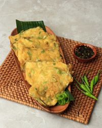 Tempeh served with pepper and condiments on mat